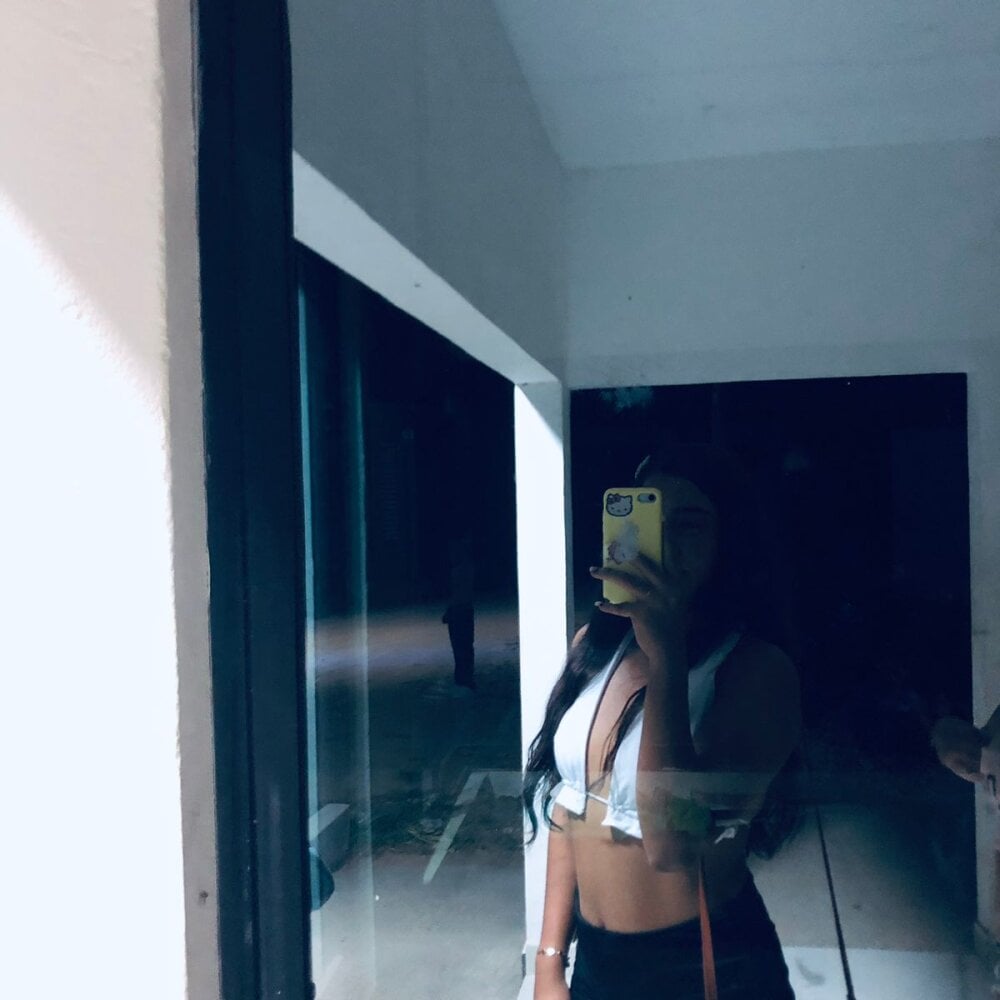 sexcam3d.net ScarletDesire_ livesex profile in bisexual cams
