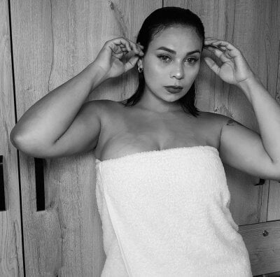 IslaRose0 Female Bigtits Webcam Striptease