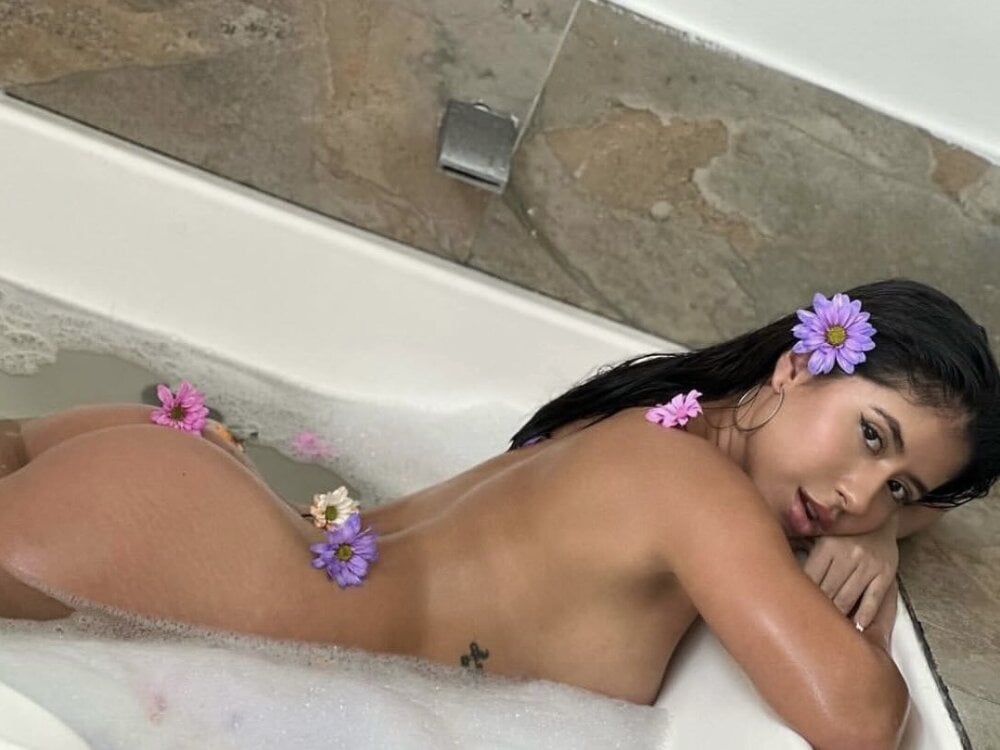 pornos.live sussan_monroe livesex profile in in-a-secret-bunker-with-cookies cams