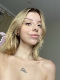 tripplecherry's Offline Chat Room