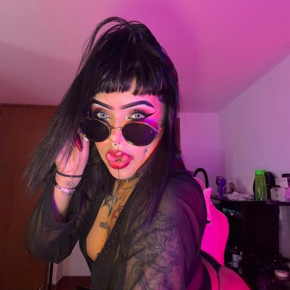 watchgirlcam.com niki_adams001 livesex profile in i-live-surrounded-by-passion-and-madness cams