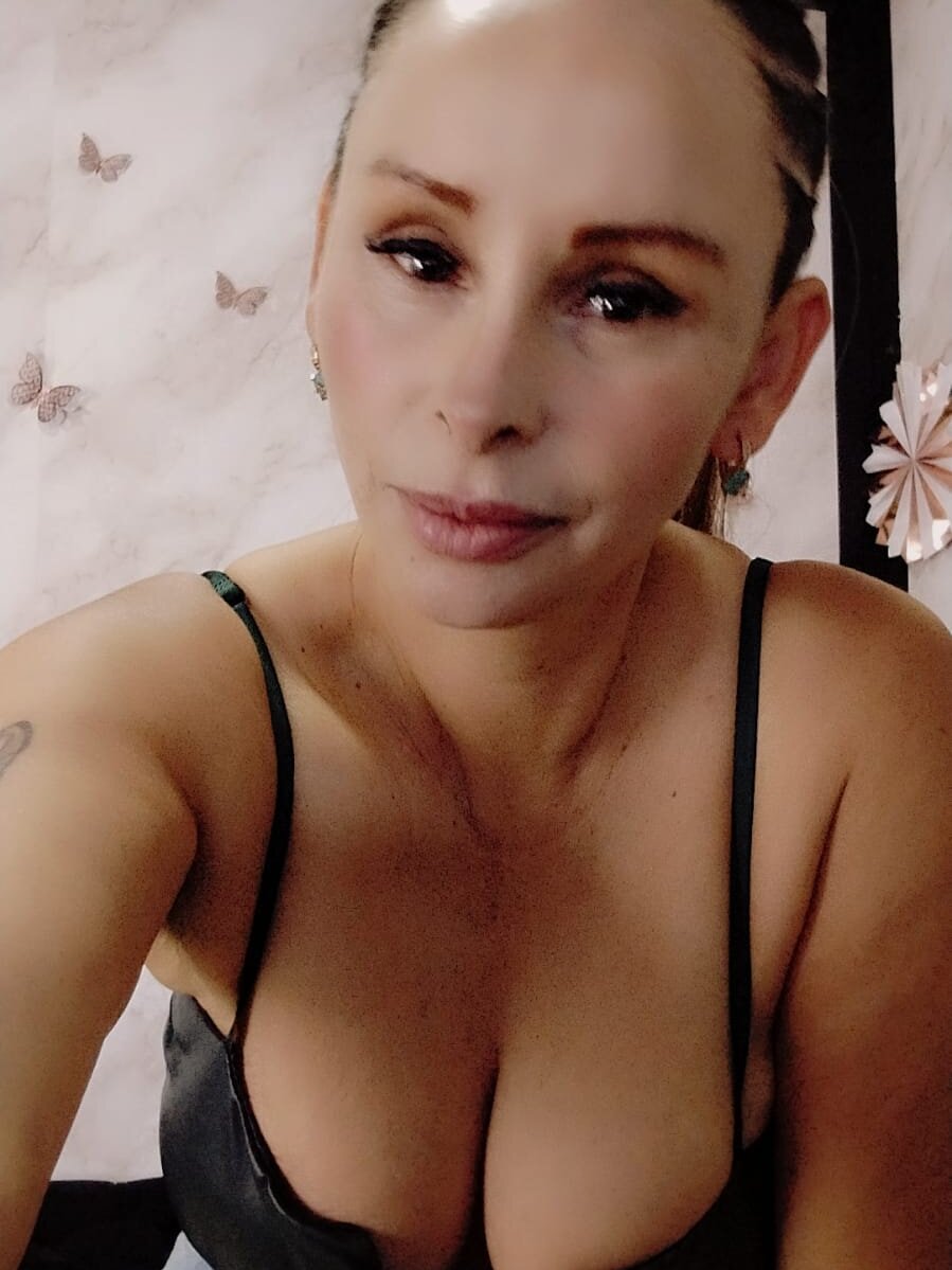 CoryLoveHott live cam model at StripChat