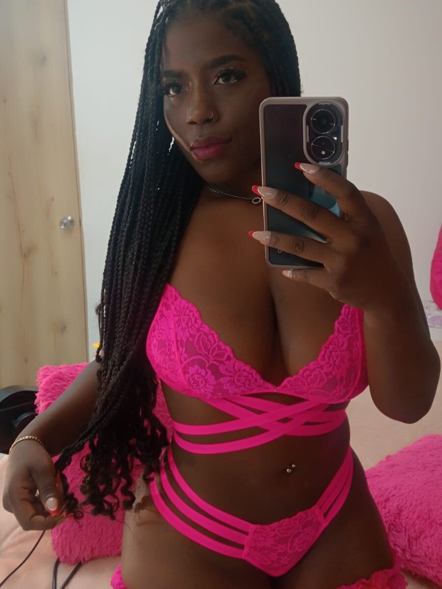 Live sex webcam photo for BellaEbony21 #290065861