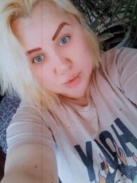 Viktoria_Ellis' Offline Chat Room