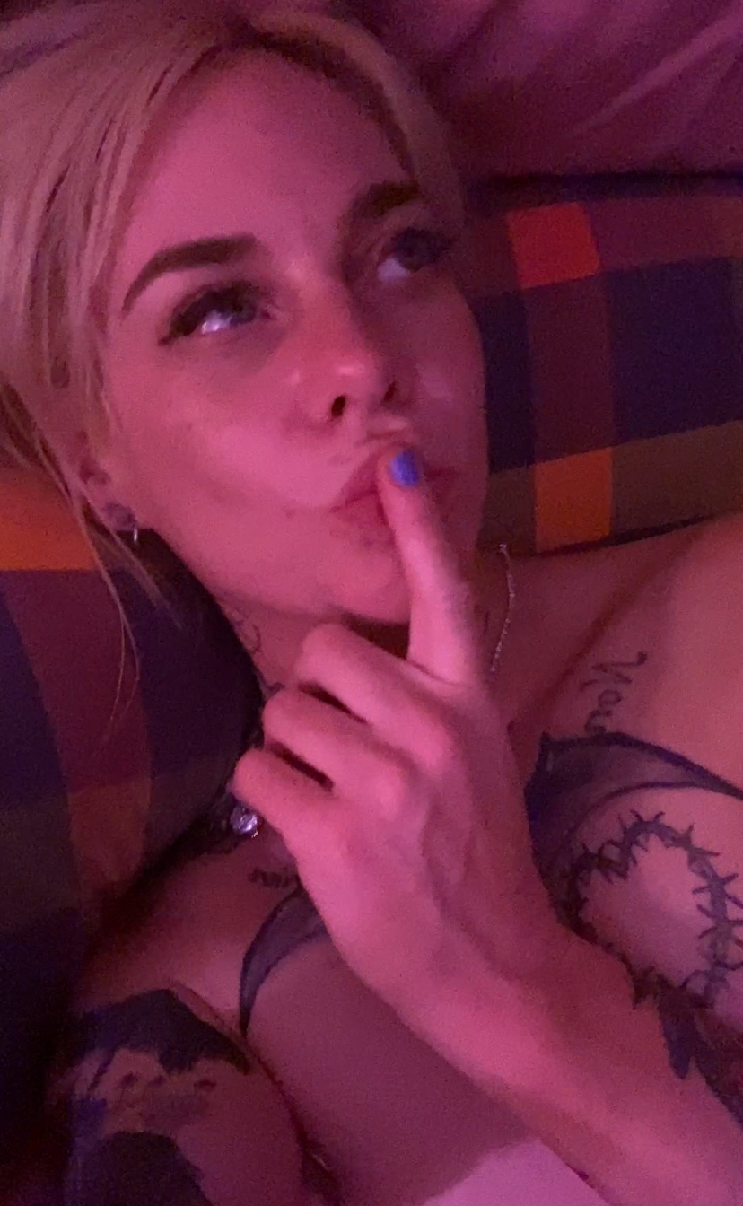 sexlivecamsites.com roxiebaby livesex profile in english cams