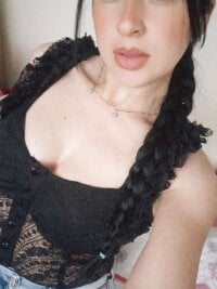 Hanna_salvatoree_'s Offline Chat Room