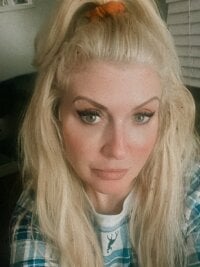 leatherandlace9797's Offline Chat Room