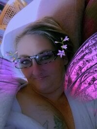 juiceyladyj's Offline Chat Room
