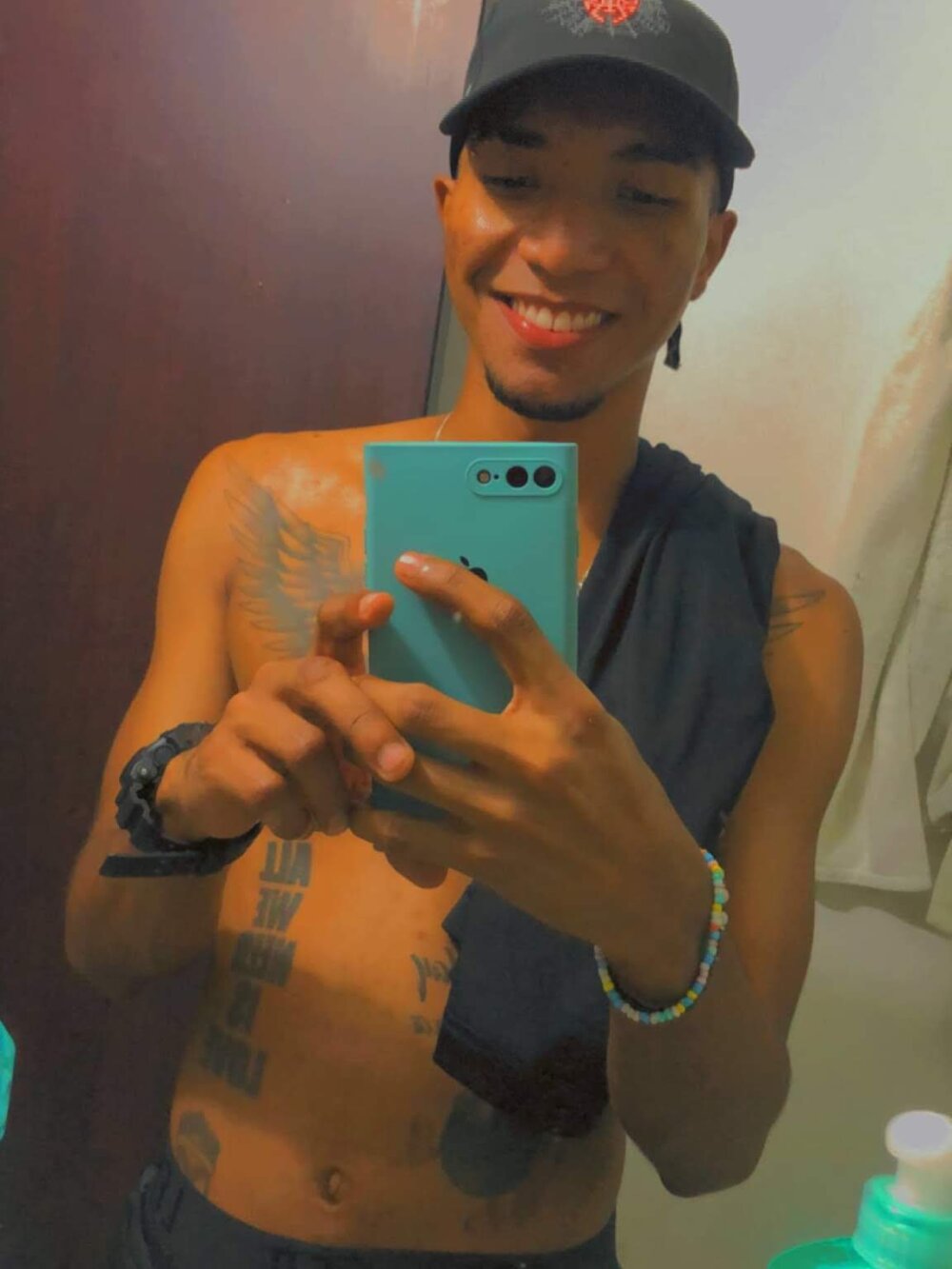 stronganddelicious from stripchat