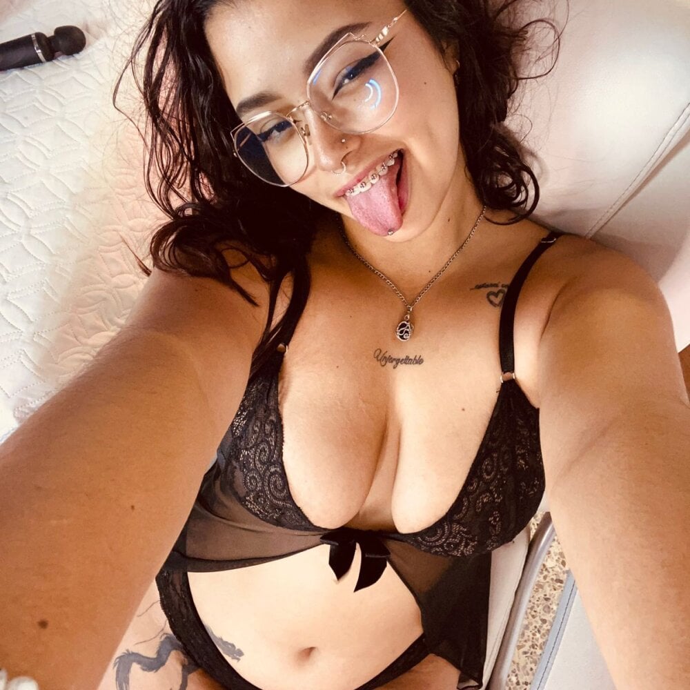 ariana_pierce from stripchat