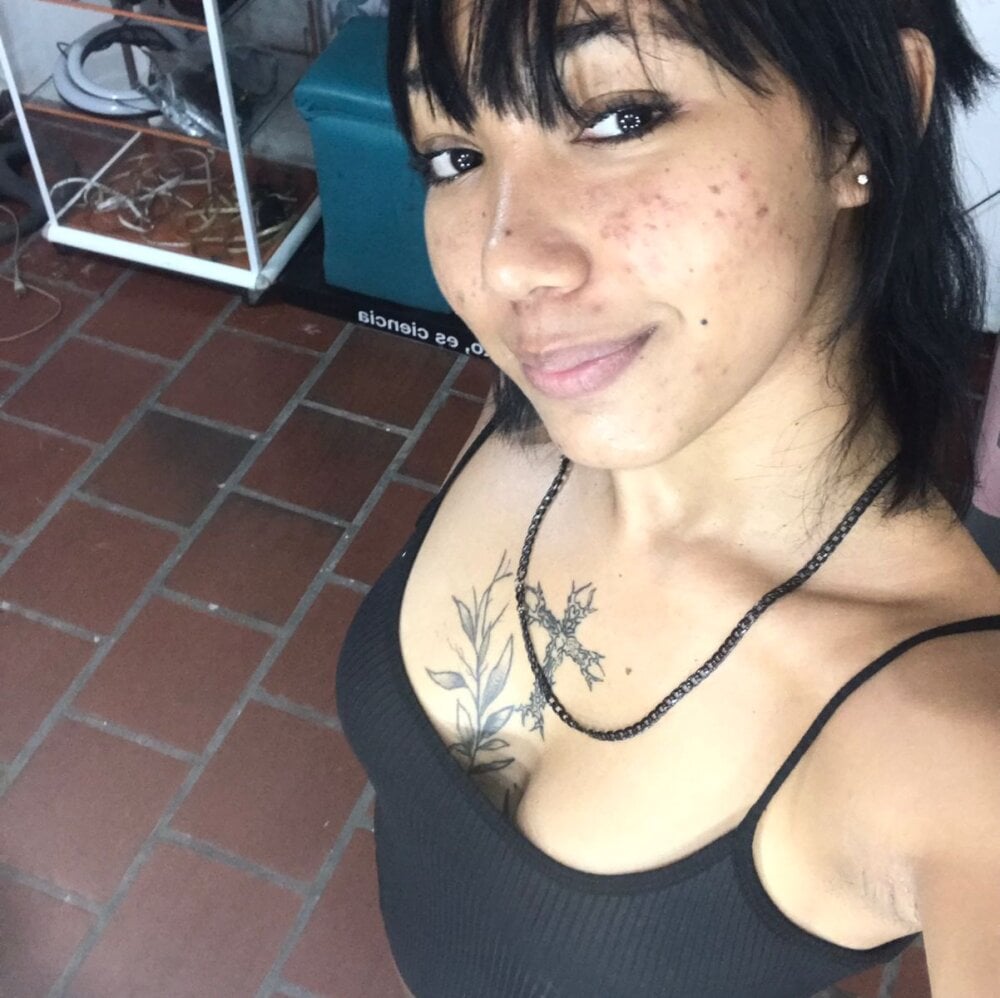 free6cams.com iby_moon livesex profile in spanish cams