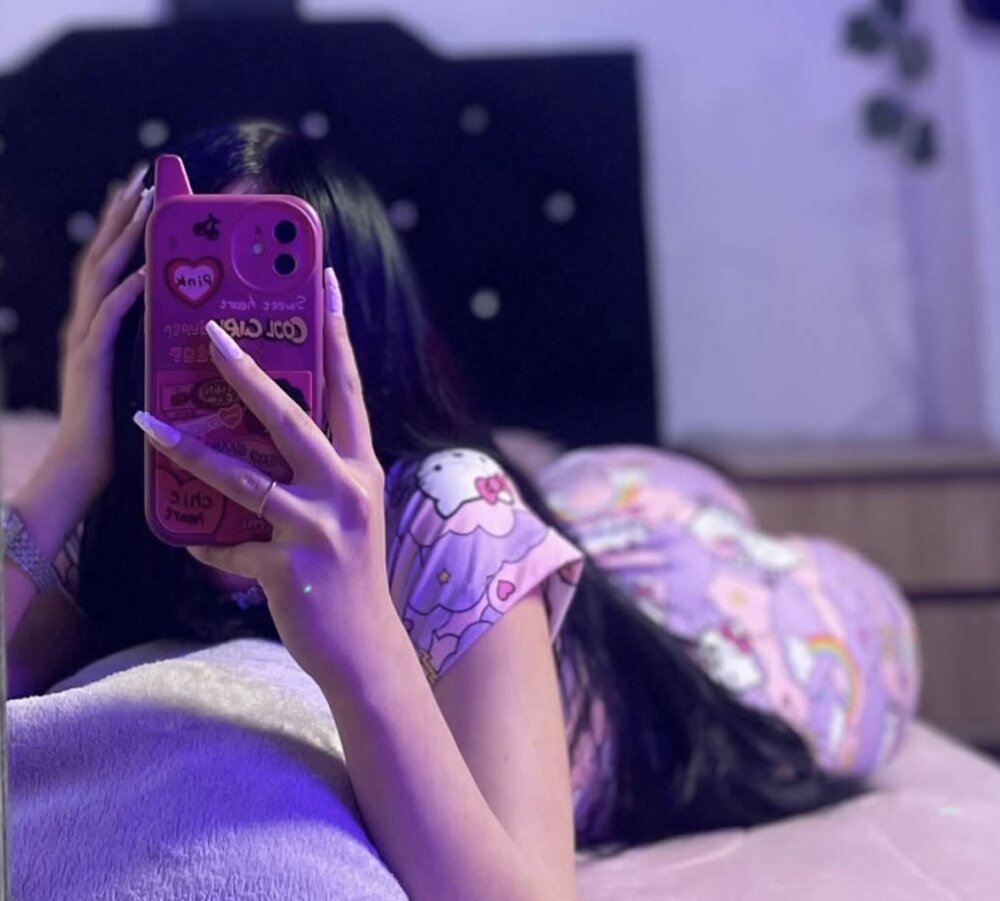 violettahotass, female webcam model,  years old, on live webcam