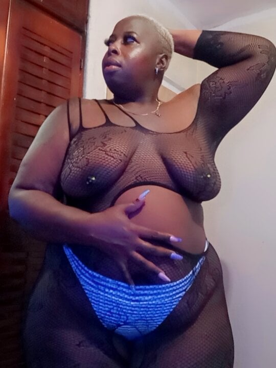 Biggbodyenzz live cam model at StripChat