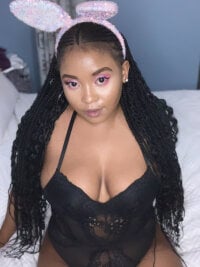 AfricanBarbieee's Offline Chat Room