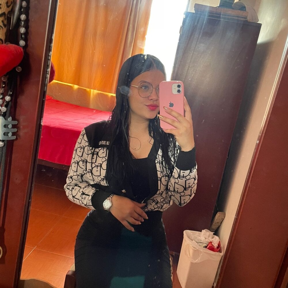 Live sex webcam photo for smallglasses1 #289828044