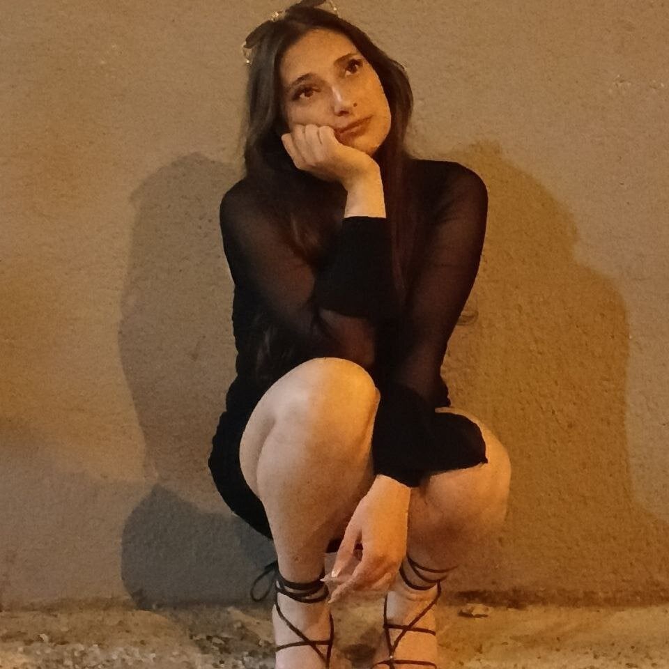 sleekcams.com laura_hadock livesex profile in granny cams