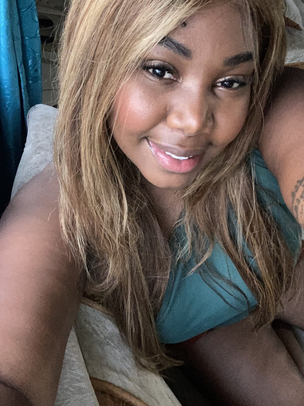 stripchat karlaebony webcam profile pic via cam-performer.com