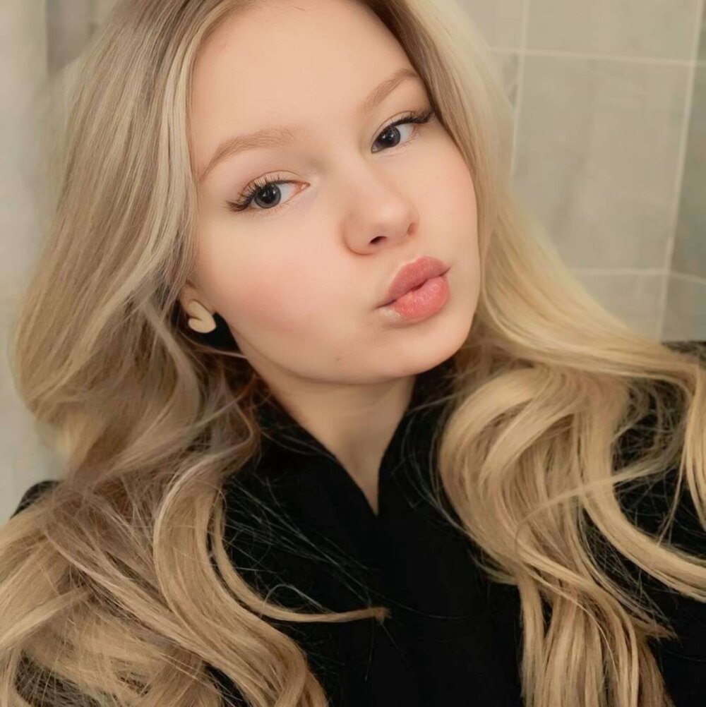 sexlivecamsites.com toriedeeb livesex profile in curvy cams