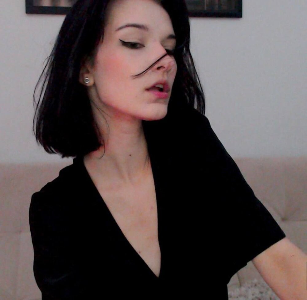 sweet_strawber live cam model at StripChat