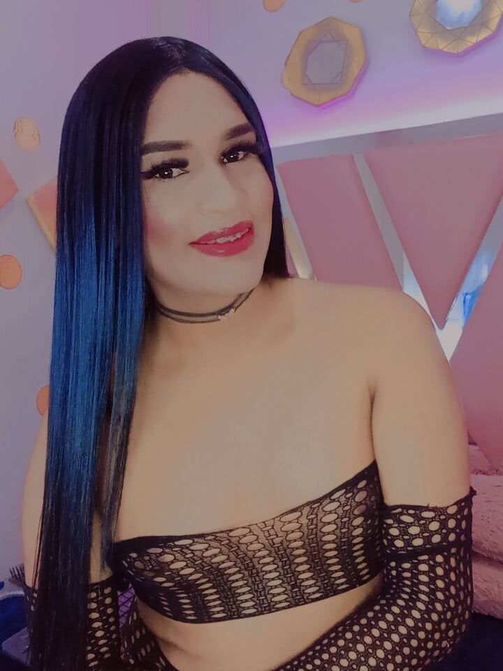 Victoria_Horny1