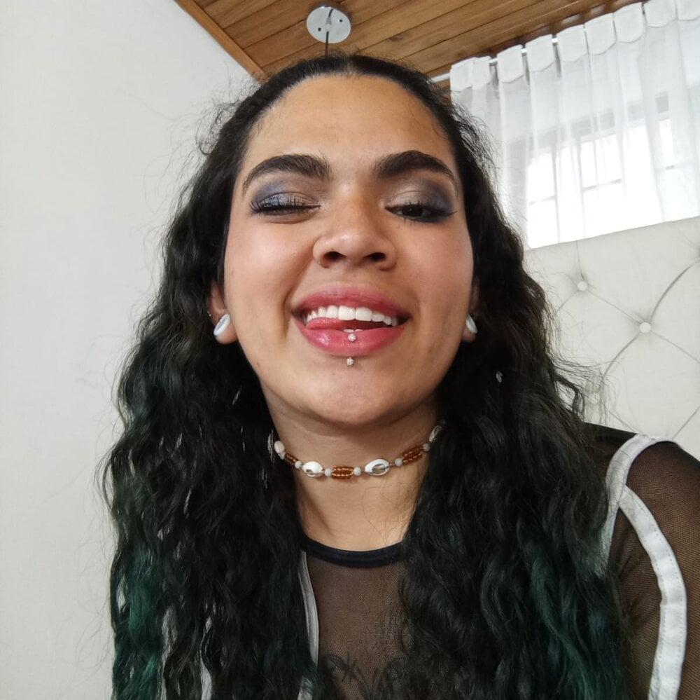 charlottee_blue profile