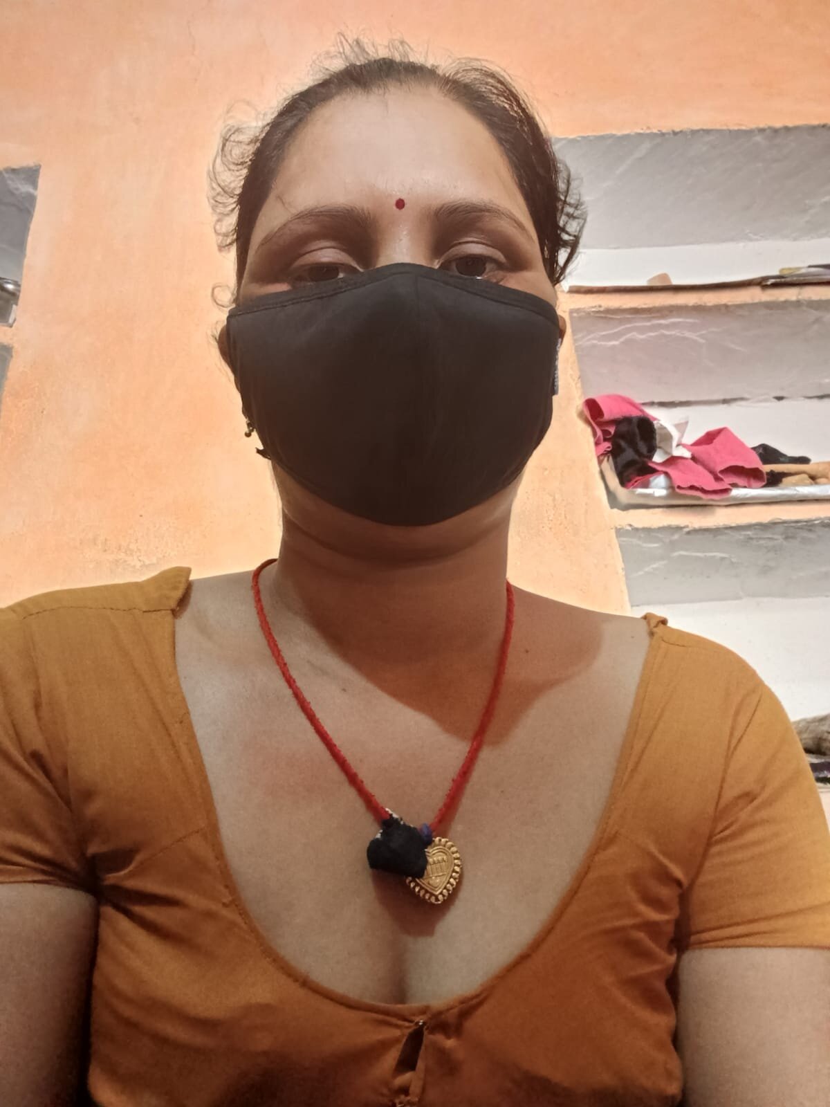 Saloni_hot_i