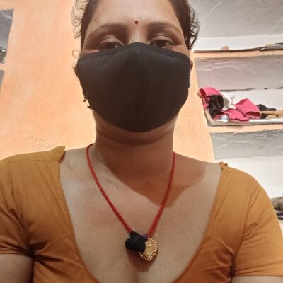 Saloni_hot_i