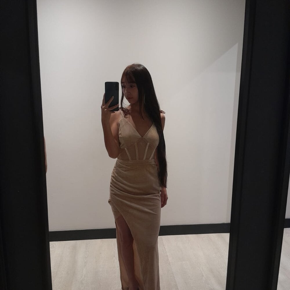 stripchat alicia_sunn webcam profile pic via badgirlwebcam.com