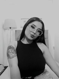 Annie_pettite's Offline Chat Room