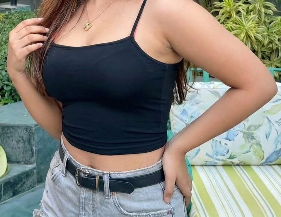 -floora- webcam livesex profile in at-the-garage cams