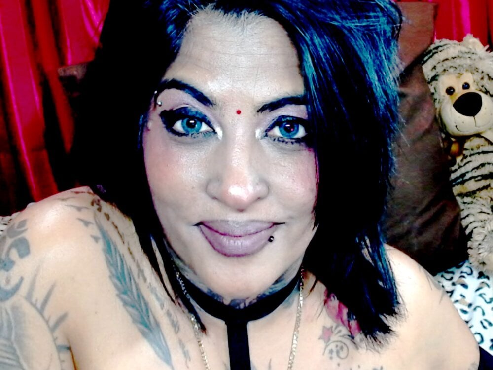 Indiancatz2 live cam model at StripChat