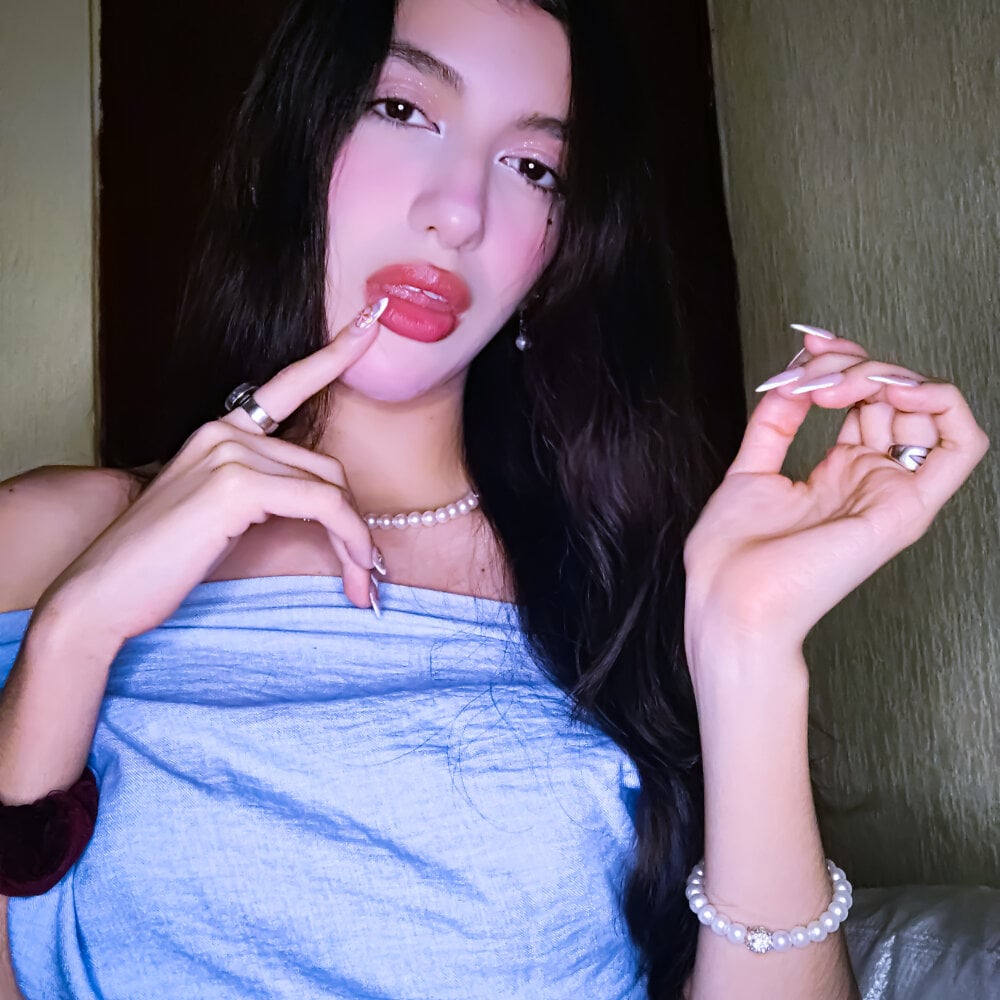 Emily-hottson's Offline XXX Chat