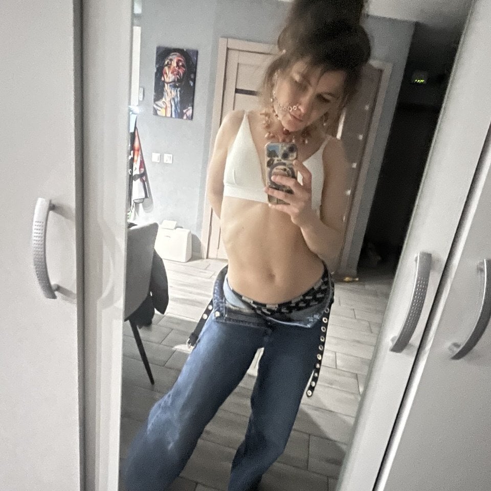 glamcambabes.com marla_bri livesex profile in white-hair cams