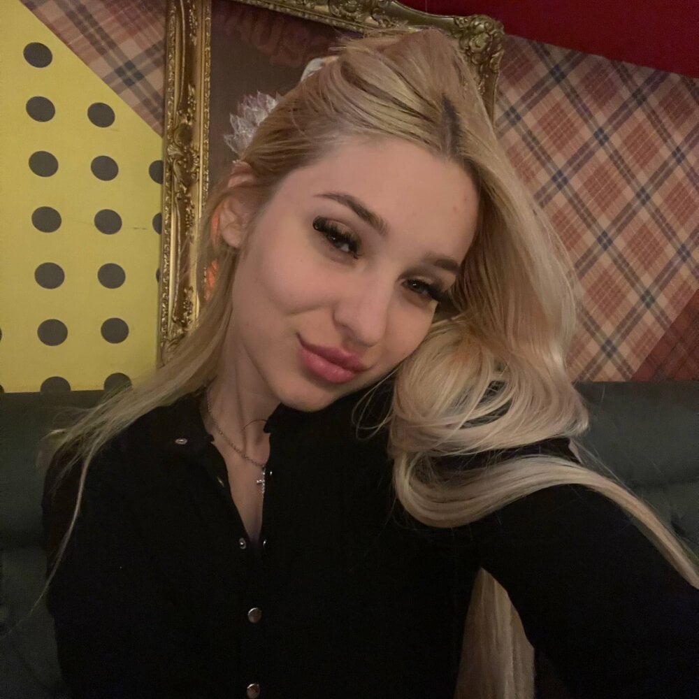 emeraldy from stripchat