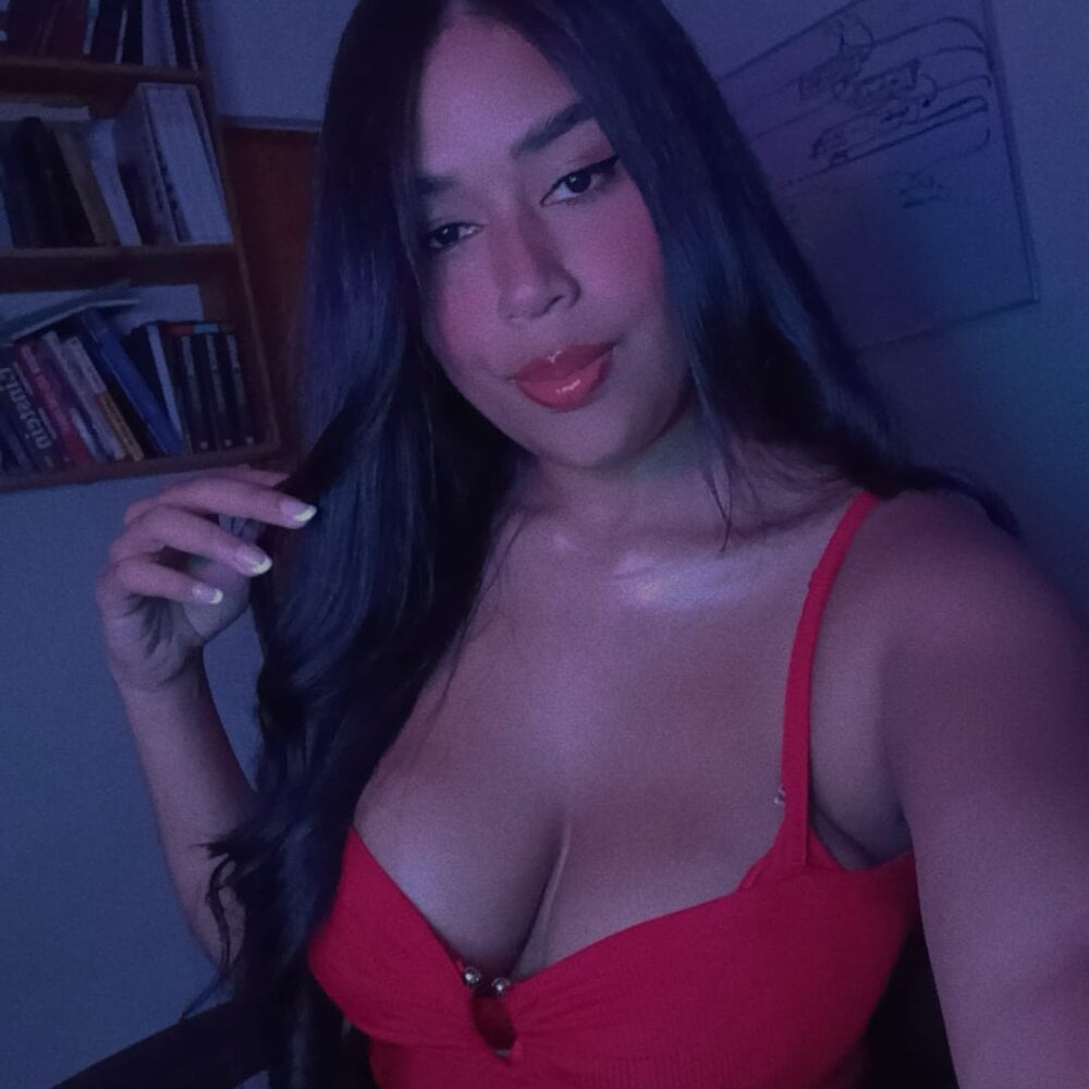 livesex.fan desire_evelyn livesex profile in on-your-monitor cams