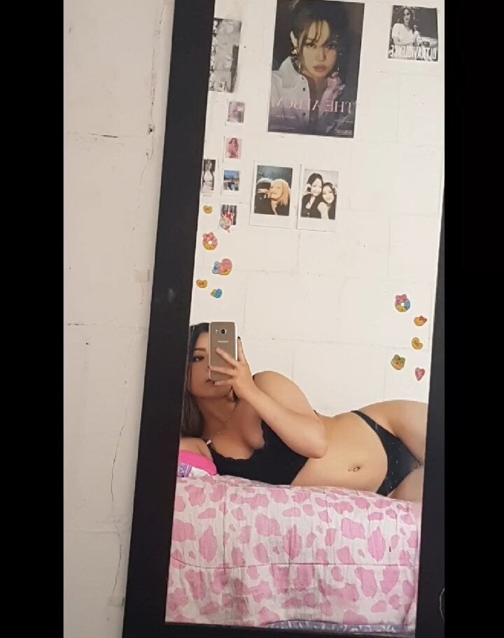 Nickole_12's Offline XXX Chat