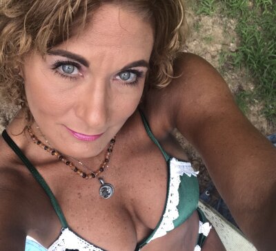 SuzyCatz live on StripChat