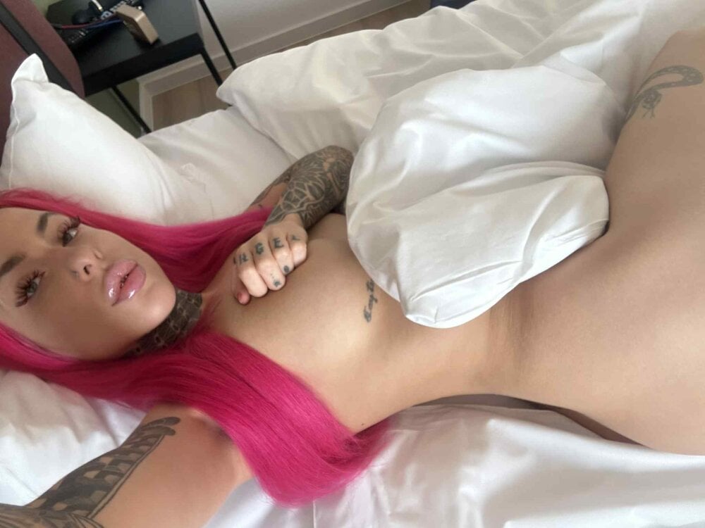 Watch stonedbarbie live on cam on StripChat