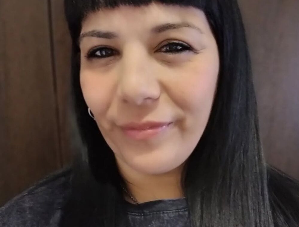 angielove1905's Offline XXX Chat