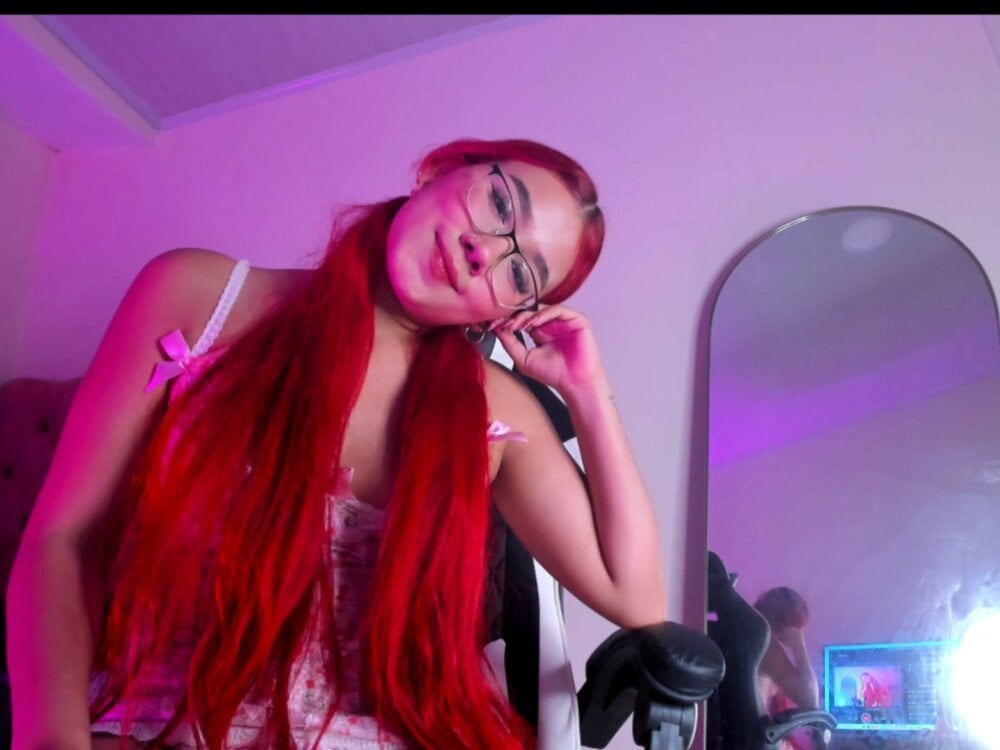 stripchat sara-alana webcam profile pic via cam-performer.com