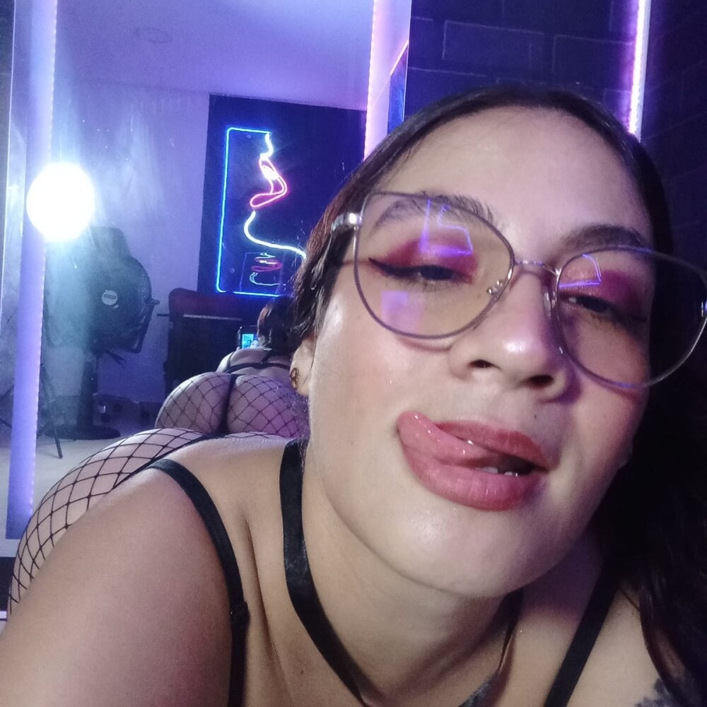 violett_collins_ live cam model at StripChat