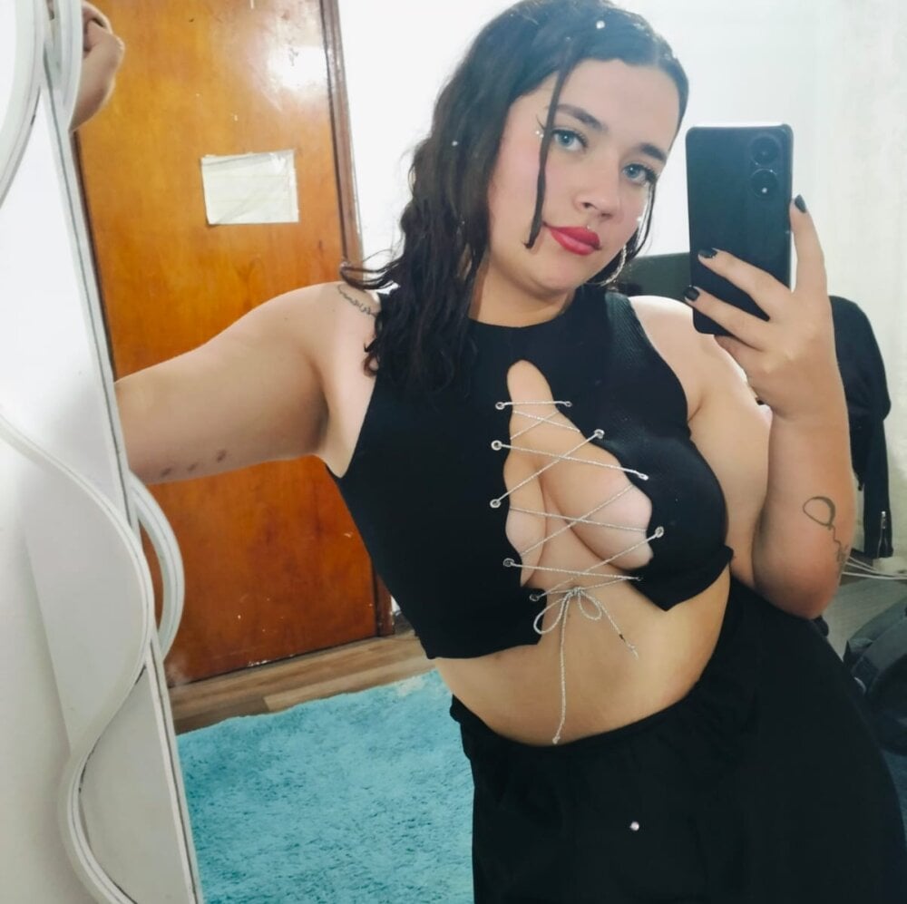 xxx-topcamgirls.com charlotte_allen_ livesex profile in french cams