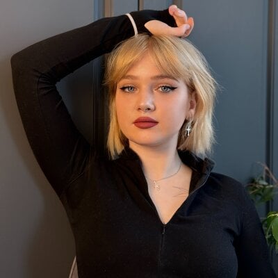 QueenieBerner Female Handjob Online Webcam Nude