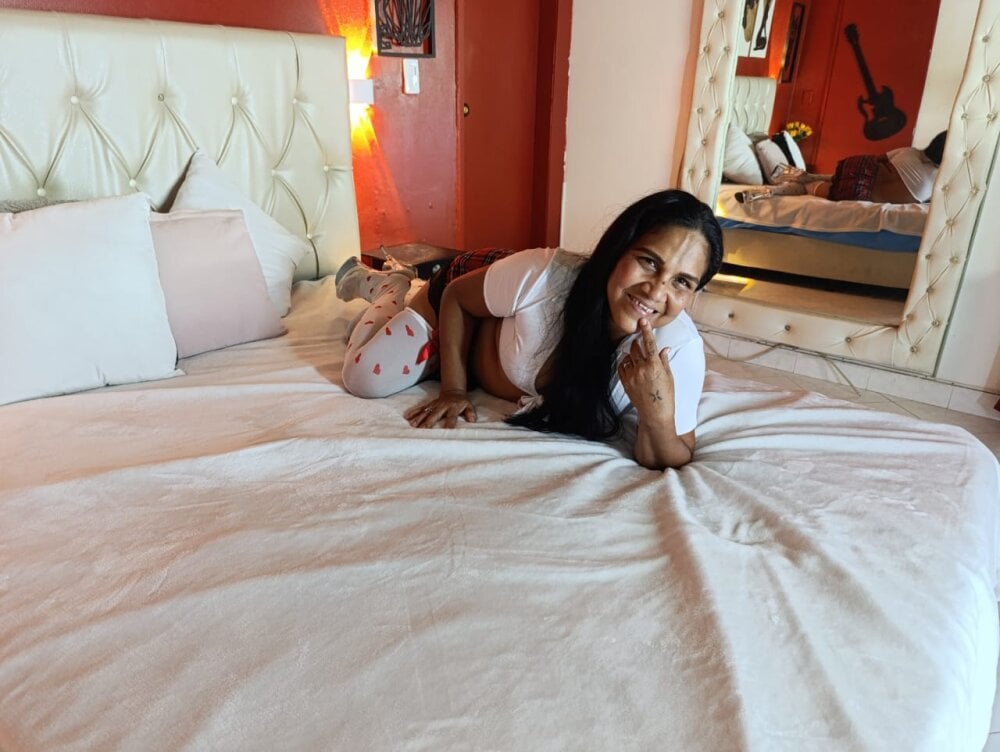 Kazandra_ live cam model at StripChat