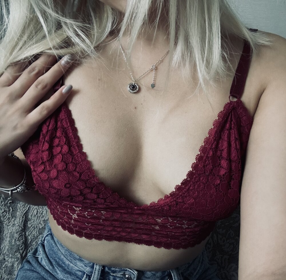 MissMoniX profile