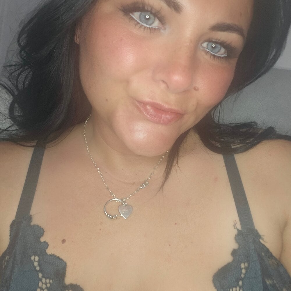 MARRIED_MIA_UK live cam model at StripChat