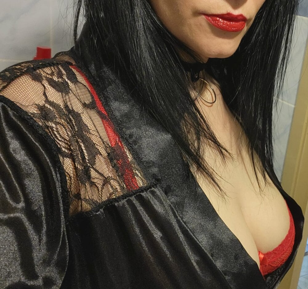 stripchat velvetx-mona webcam profile pic via badgirlwebcam.com