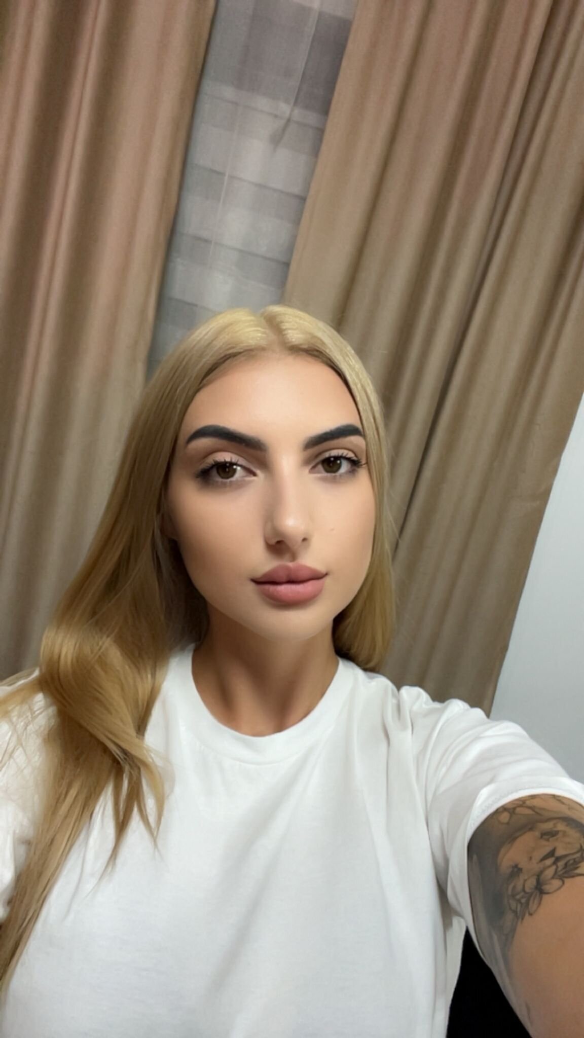 Ava_Bloom_