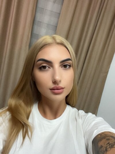 Ava_Bloom_