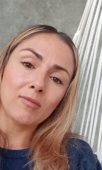 celestee_martinez's Offline Chat Room